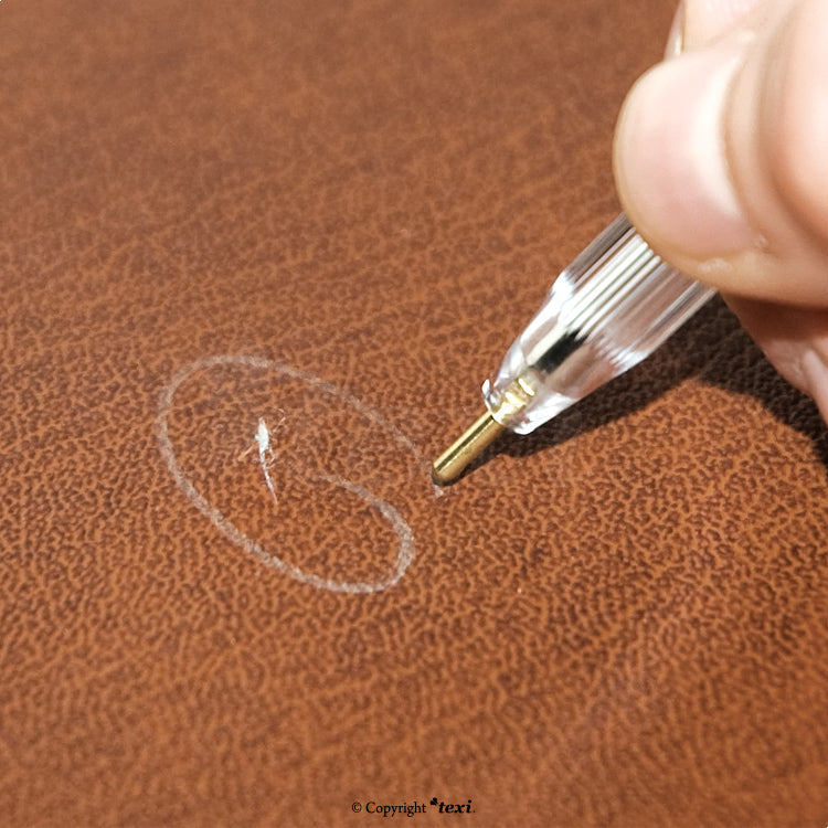 Hopeanvalkoinen kuulakynä pidikkeellä